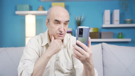 Älterer-Mann-Nutzt-Mobile-Online-Apps,-Während-Er-Sein-Smartphone-In-Der-Hand-Hält.